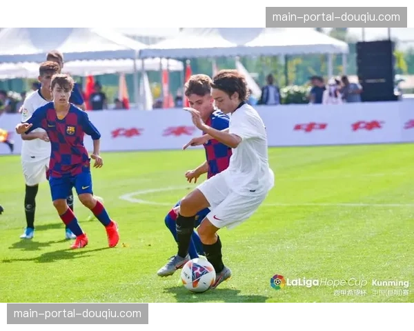 “西甲希望杯”青少年锦标赛在昆明开幕，12支中西球队参赛。