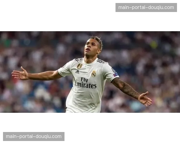 “法兰克福赛前训练重点演练定位球攻防，主帅强调细节决定效率”