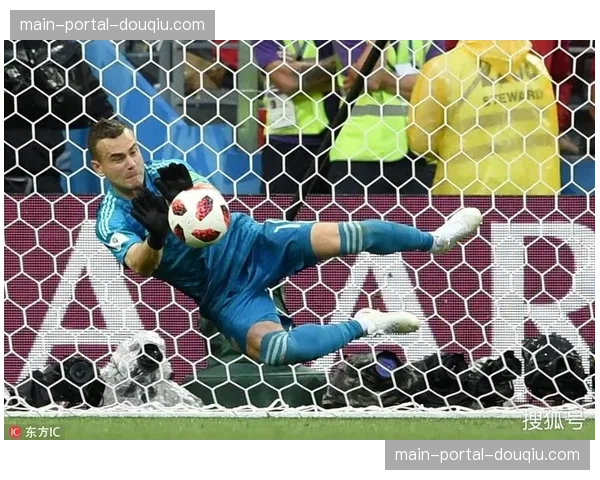 特写瞬间：格拉纳达门将扑出点球后激动落泪，球队最终1-0取关键三分。