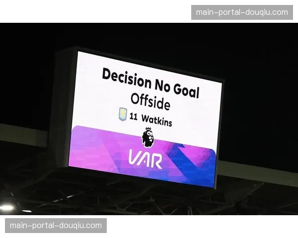 主裁判经VAR复核,取消多特蒙德点球判罚 主裁判经VAR复核,取消多特蒙德点球判罚